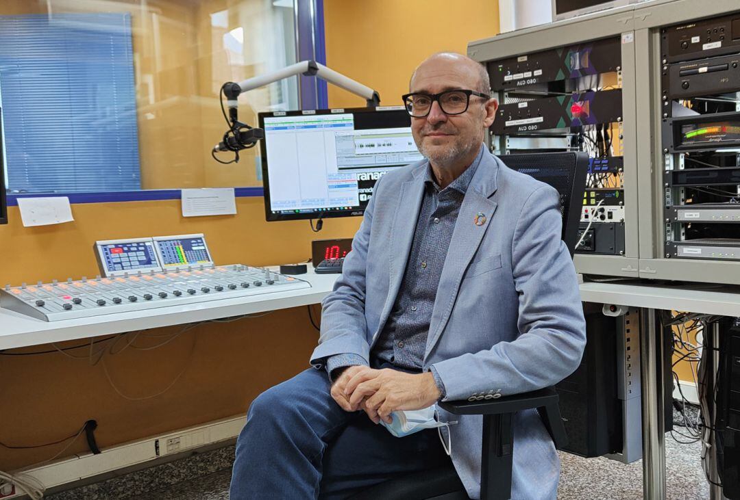 El abogado granadino y concejal del Ayuntamiento de Granada José María Corpas en los estudios de Radio Granada, tras la entrevista donde ha contado su experiencia vital tras serle detectado un cáncer de páncreas