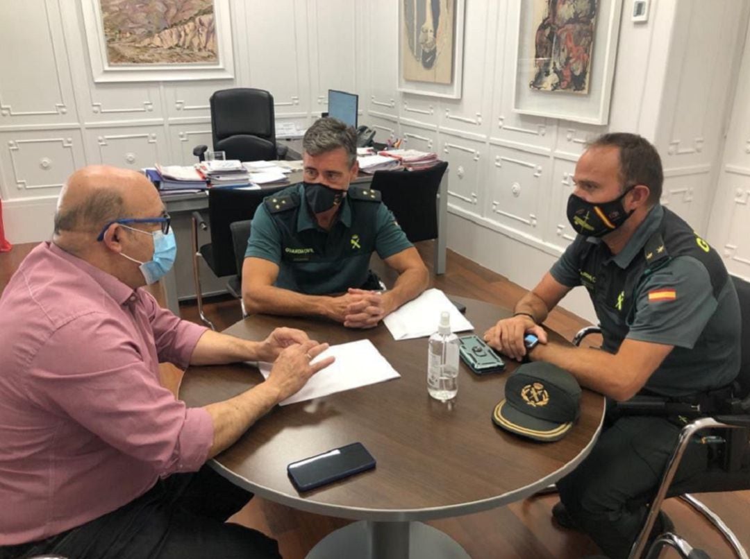 El alcalde de Cieza en la reunión con dos agentes de la Guardia Civil