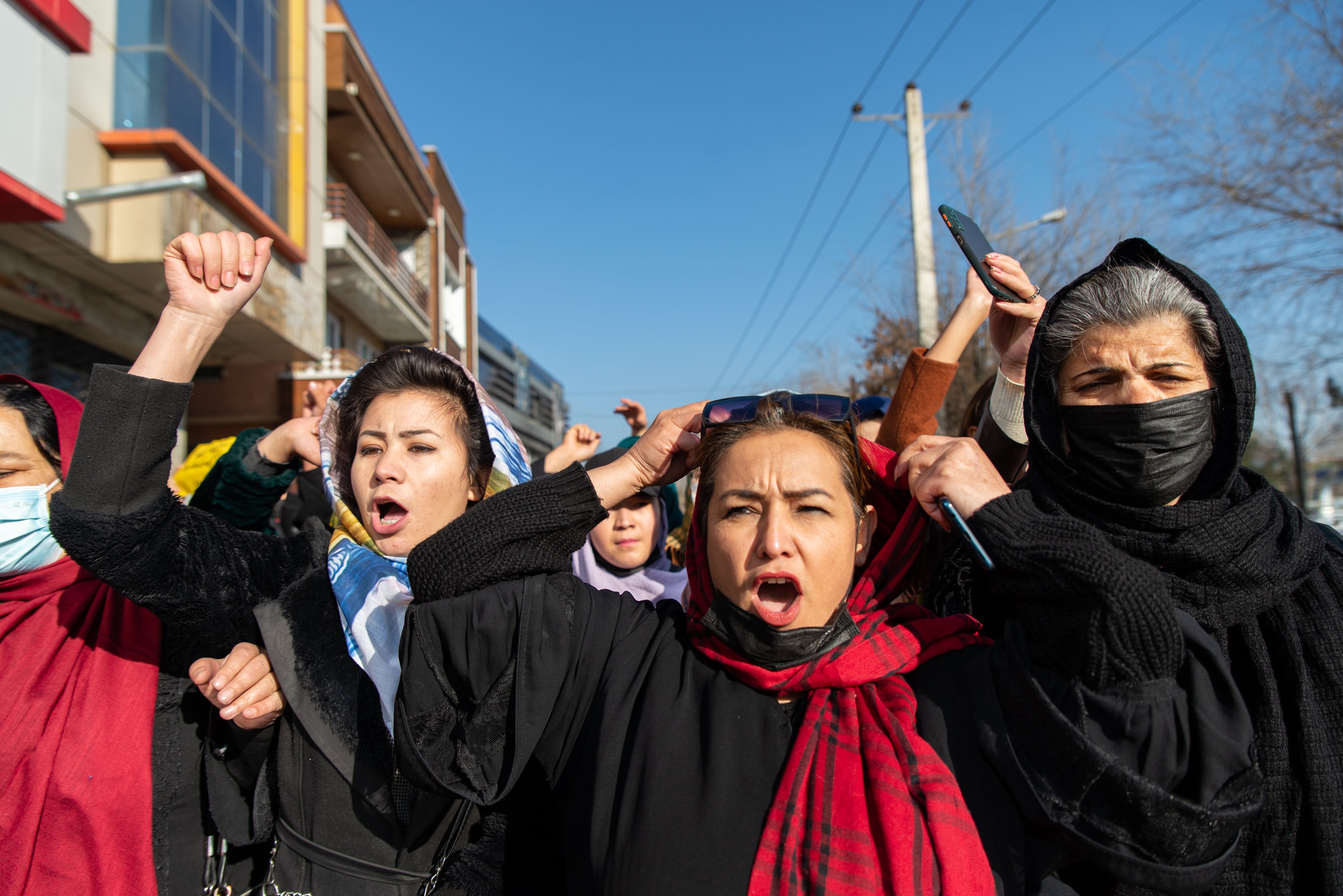 Mujeres afganas protestan en Kabul contra la ley que les prohíbe ir a la universidad