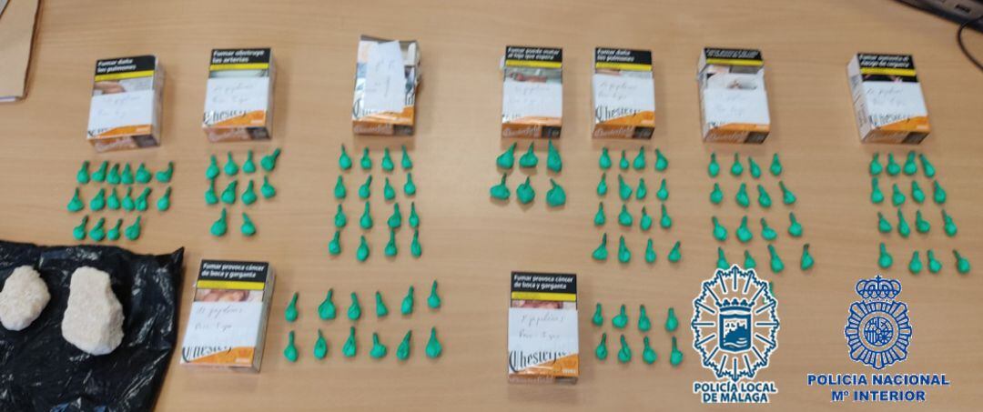 En el domicilio se ha intervenido útiles para dosificación de la droga, una tableta de hachís y otras libretas con anotaciones contables