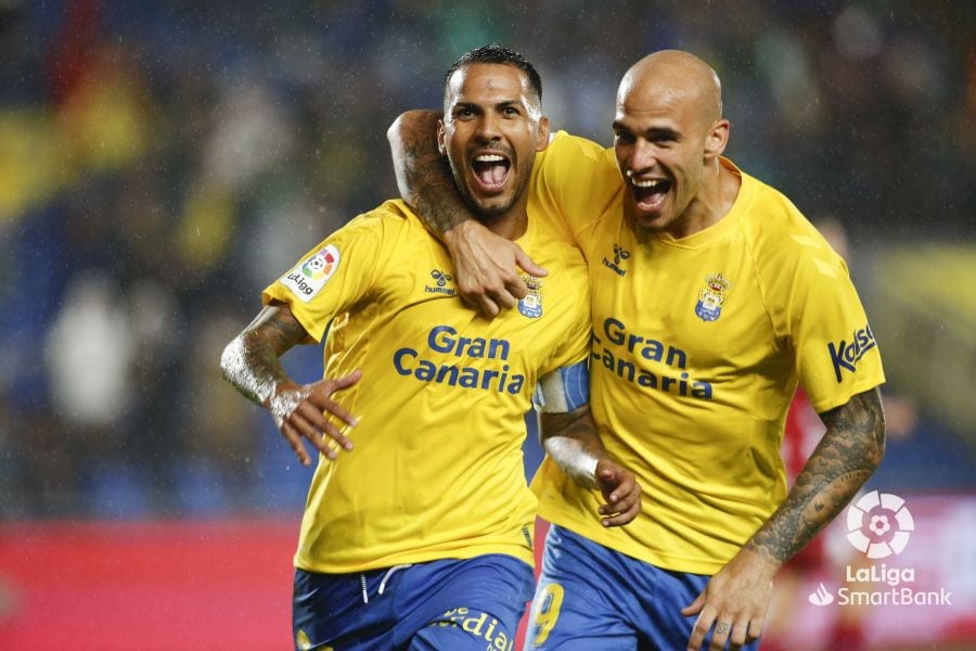 Jonathan Viera celebra su gol este domingo ante el Cartagena que le dio la victoria junto a Sandro Ramírez/Laliga
