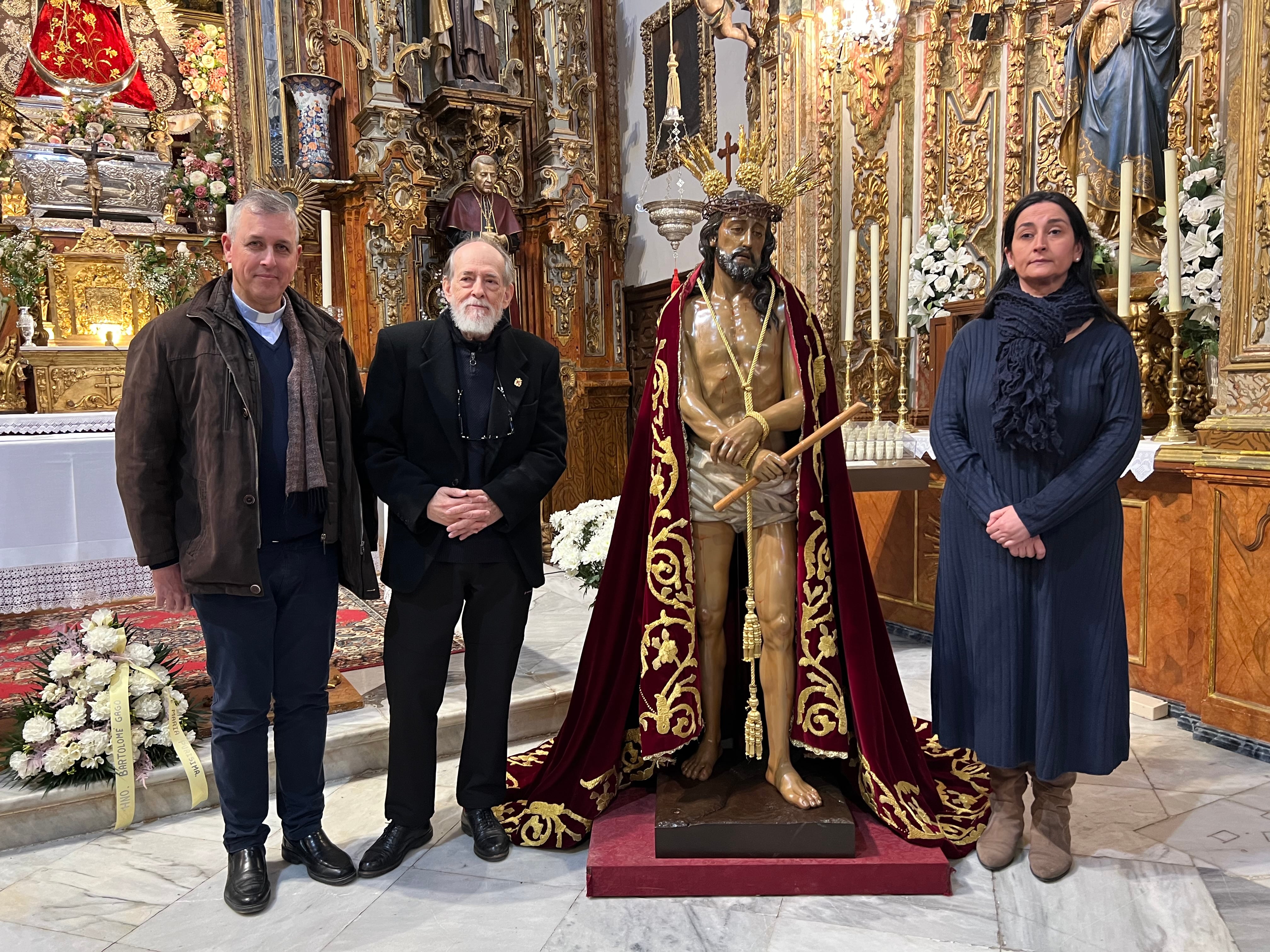 De izquierda a derecha: Francisco Sánchez, consiliario de la Hermandad; Antonio Lasanta, patrono de Fundación Unicaja Ronda y María Dolores García Albarracín, Hermana Mayor de la Hermandad del Ecce-Homo