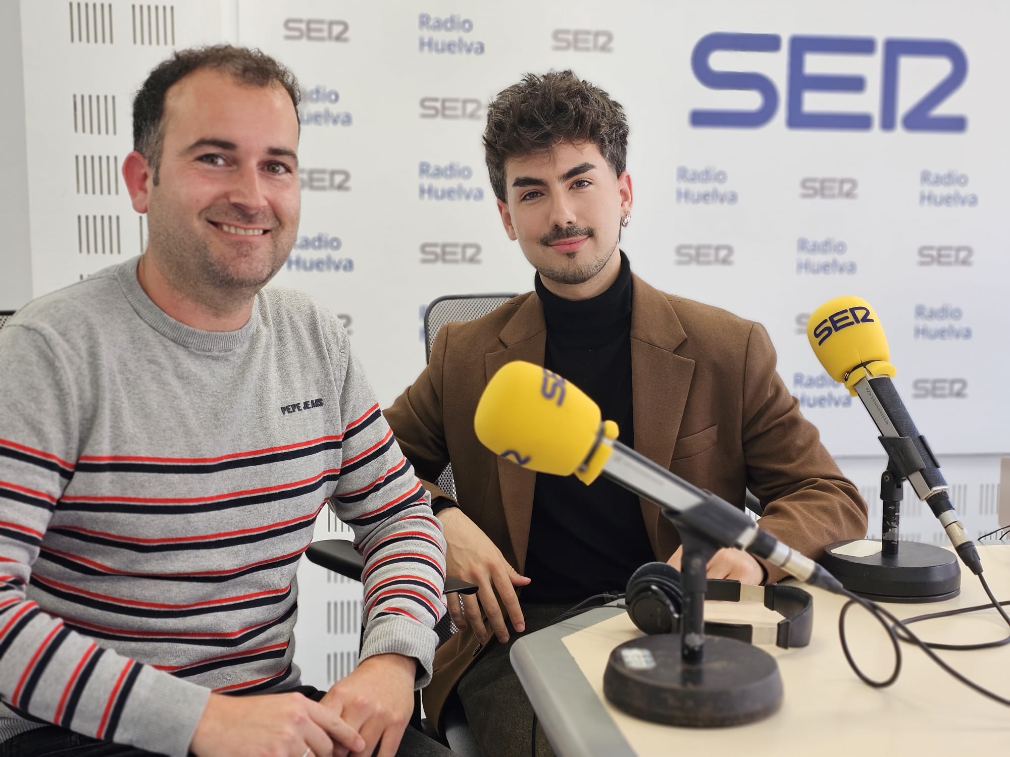 El joven pianista onubense Juan Carlos Zafra, junto a Pablo Cruz, profesor del Conservatorio Profesional de Música Javier Perianes de Huelva (en primer plano de la imagen)