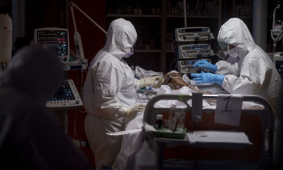 Un enfermo de COVID-19 en la UCI.