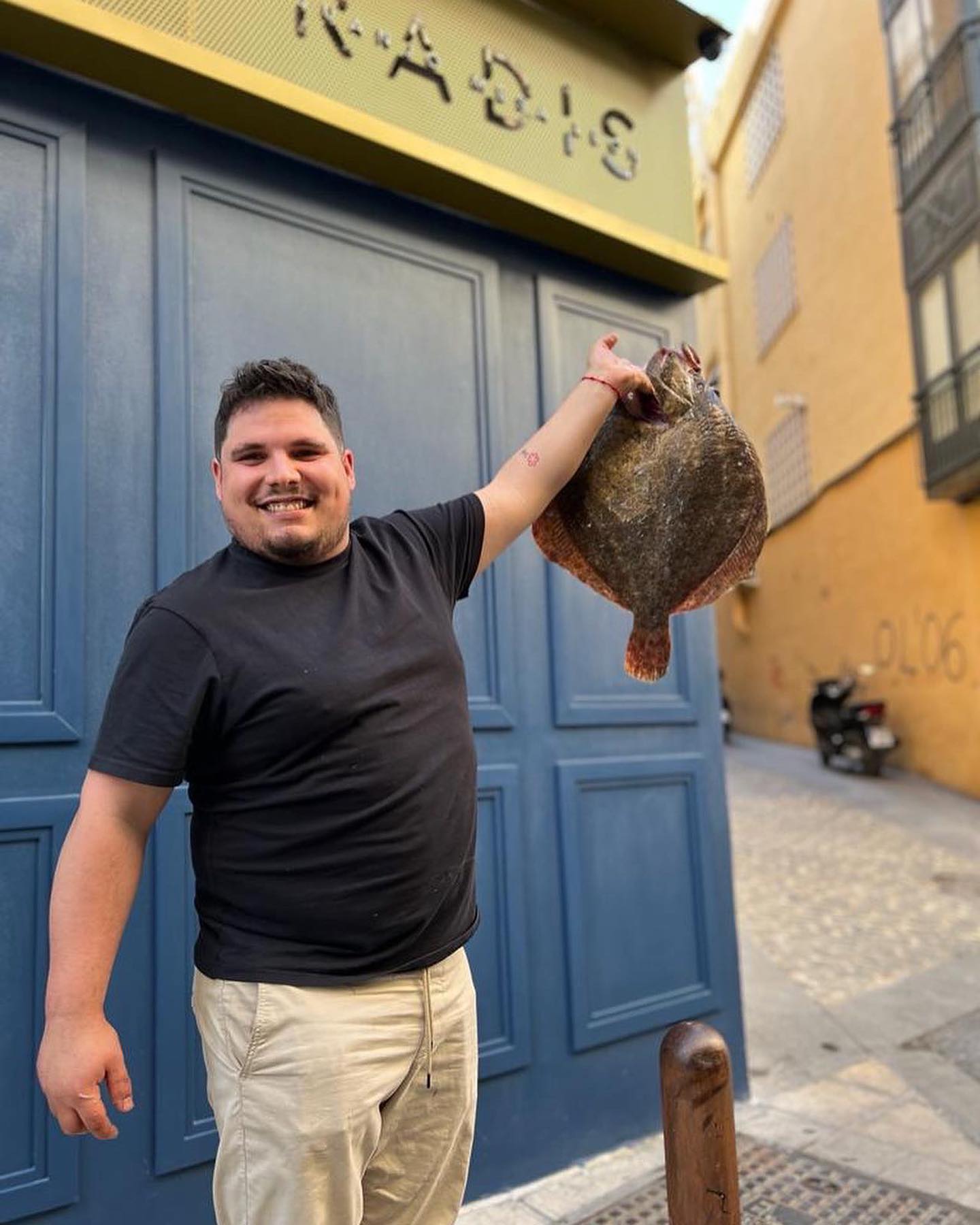 El chef pegalajeño Juanjo Mesa a las puertas de su restaurante en Jaén.