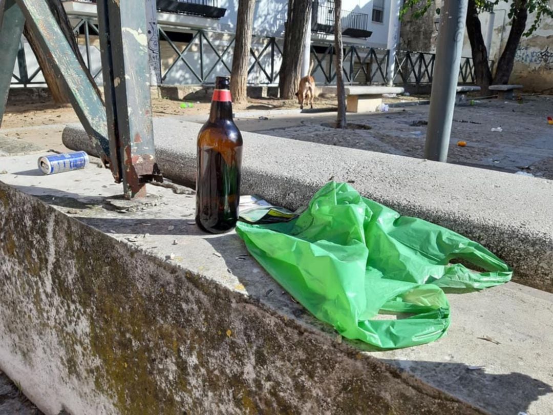Restos de botellón y basura este puente en la olvidada plaza Salvador Allende