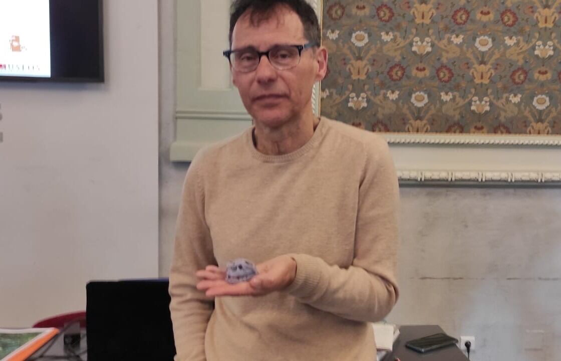 Fidel Torcida, director del Museo de Dinosaurios de Salas,  muestra en su mano una réplica en 3D del cráneo de la nueva especie de dinosaurios que se ha podido reconstruir con los fósiles hallados. / Foto: Radio Castilla