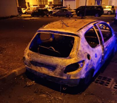 El vehículo incendiado en la calle Saltona de Arrecife.