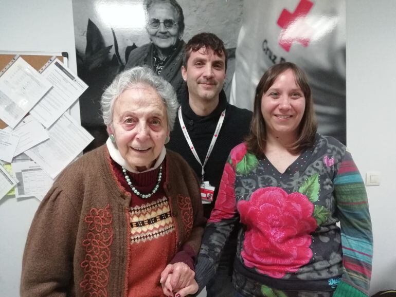 A la izq Asunt, su cuidadora Esther a la derecha, detrás Ferran Blavi, Coordinador de Proyectos de Personas Mayores de Cruz Roja