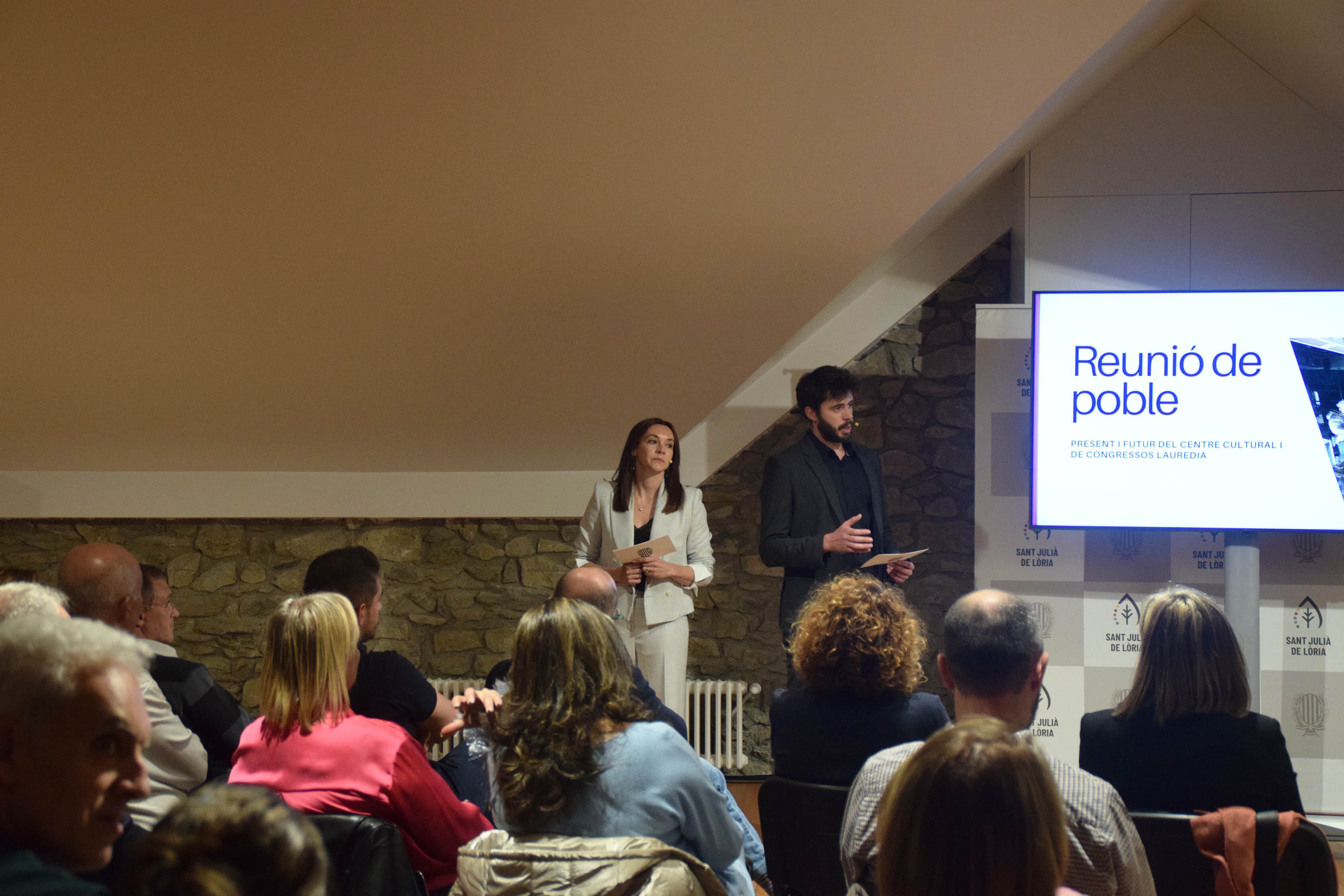 Els cònsols de Sant Julià a la reunió de poble sobre la reconstrucció dels Centre cultural celebrada aquest dimecres.