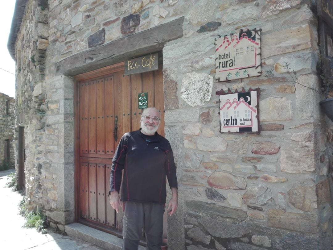 Fernando, ante su hotel rural en Santa Cruz de los Cuerragos