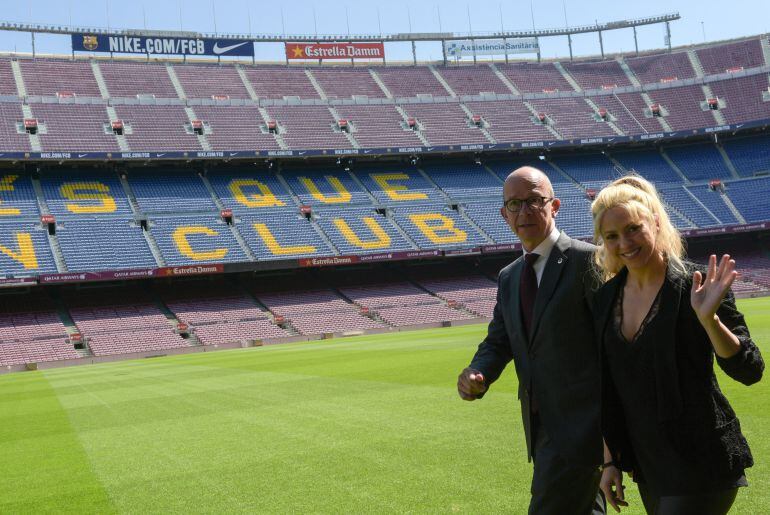 Jordi Cardoner, junto a Shakira, en el Camp Nou