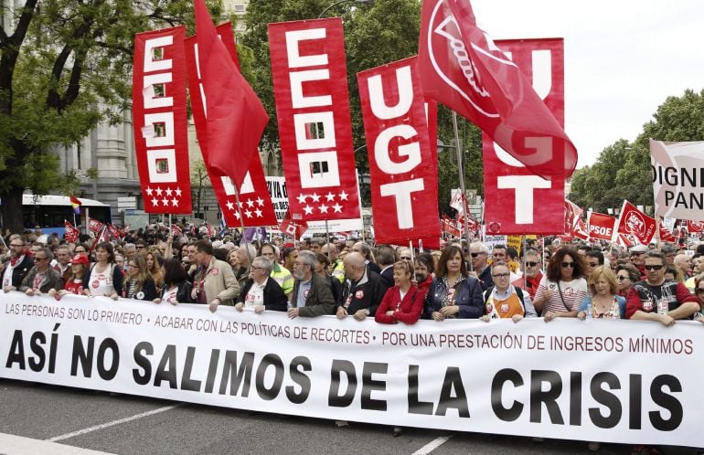 GRA122. MADRID, 01/05/2015.- Vista general de la manifestación del Primero de Mayo de Madrid que arrancó este mediodía de la Plaza de Cibeles, en la que participan miles de personas para pedir el fin de las políticas de recortes. EFE/J. J. Guillén