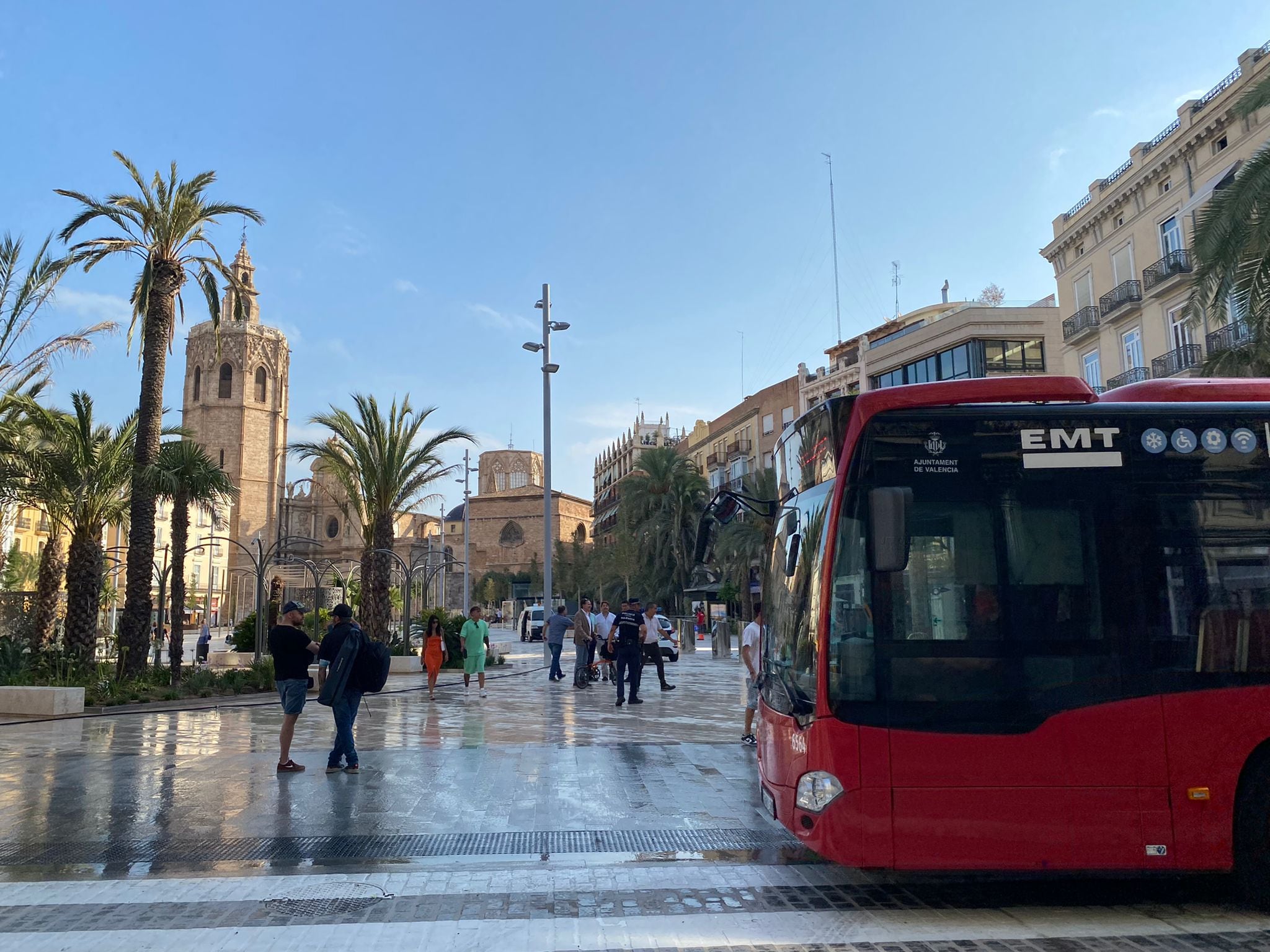 Abre al público la nueva plaza de la Reina de València tras las obras de peatonalización.