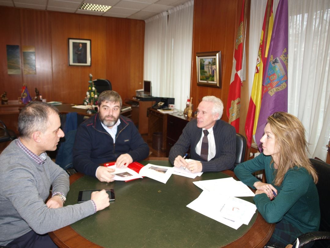 Reunión en la Junta en Palencia con la iglesia de Santa María la Blanca de Villalcázar de Sirga como trasfondo