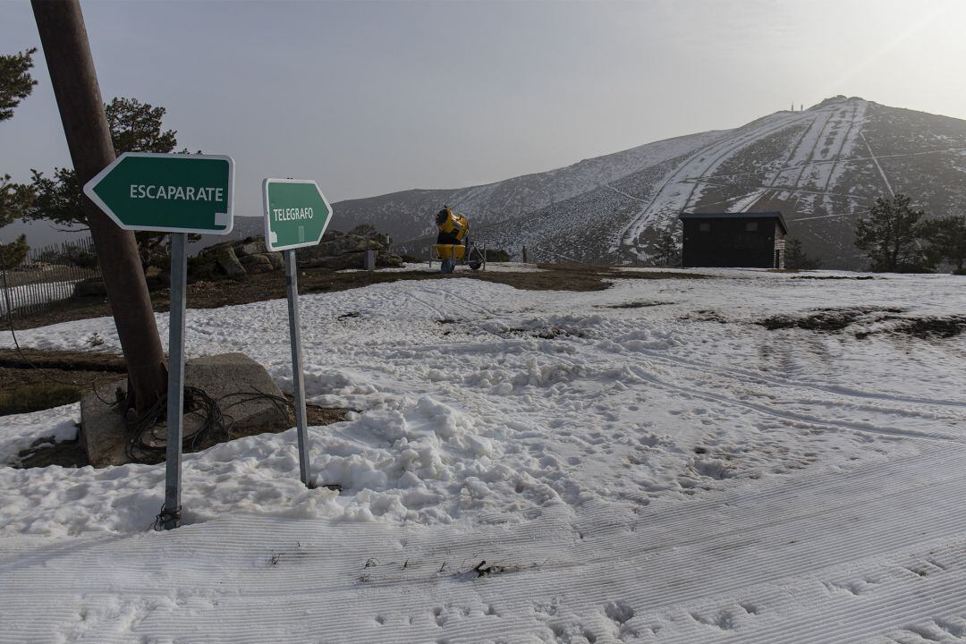 Dos carteles que indican la dirección a las pistas de Escaparate y Telégrafo en la estación de esquí de Navacerrada, en Madrid (España), a 5 de marzo de 2021.