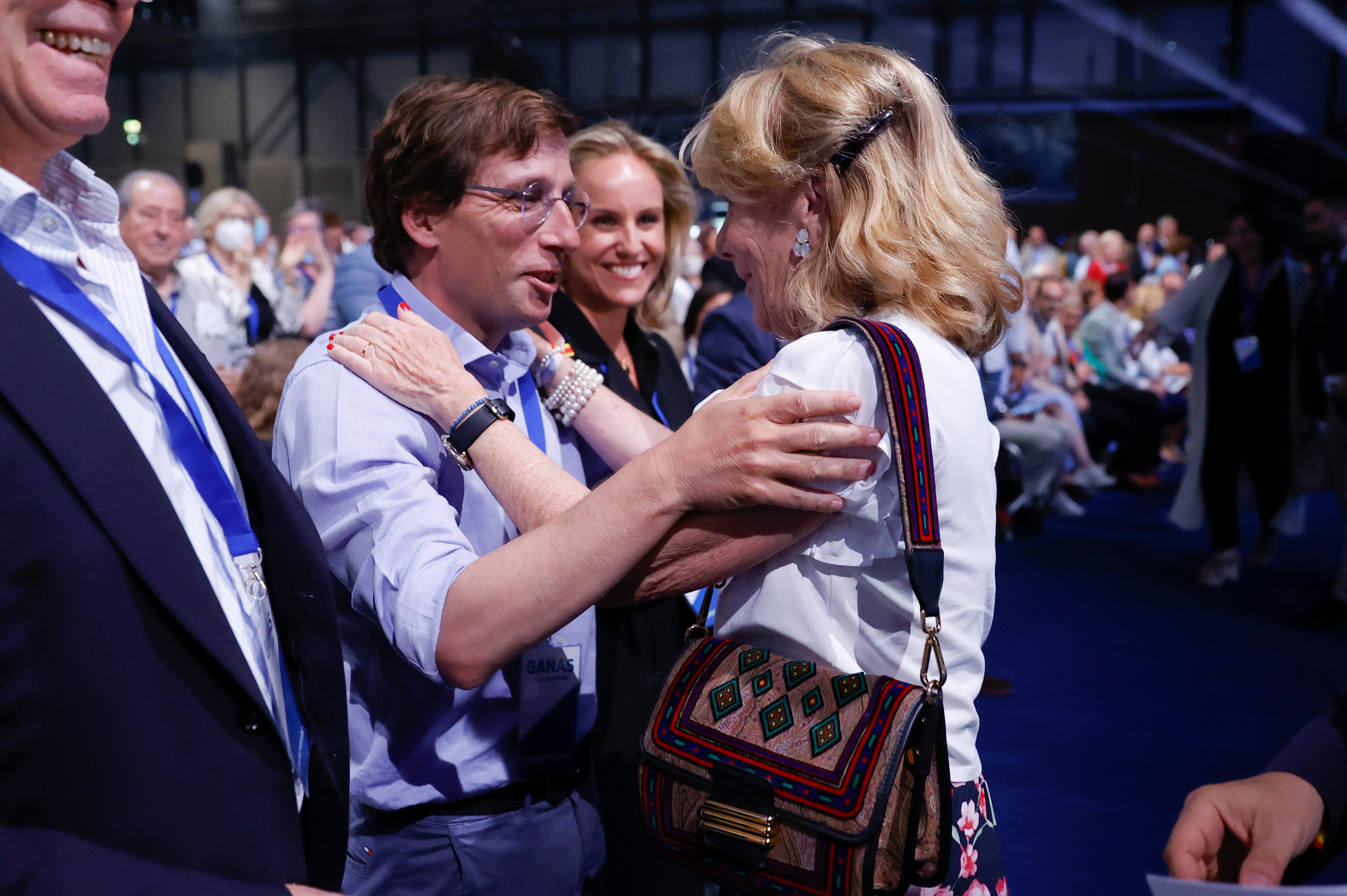 MADRID, 20/05/2022.- El alcalde de Madrid, José Luis Martínez Almeida saluda a la expresidenta de la Comunidad, Esperanza Aguirre durante el 17 Congreso Autonómico Extraordinario del PP que se celebra en el recinto IFEMA de Madrid. EFE/ Juan Carlos Hidalgo