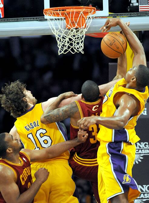 Pau Gasol y Bynum, durante el partido ante los Cavaliers