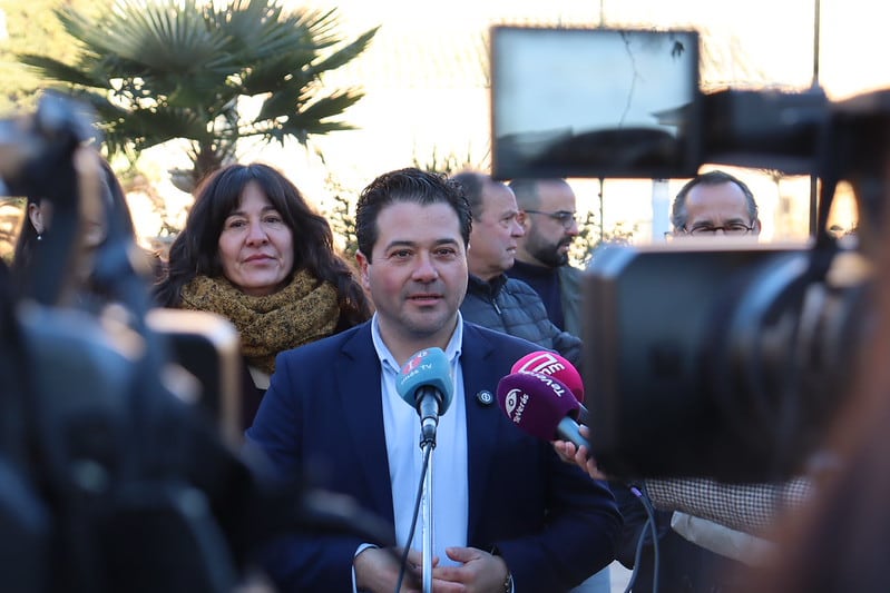 David Triguero, alcalde de Pozuelo de Calatrava durante su intervención en el acto de inauguración, junto a la delegada de la Junta, Blanca Fernández
