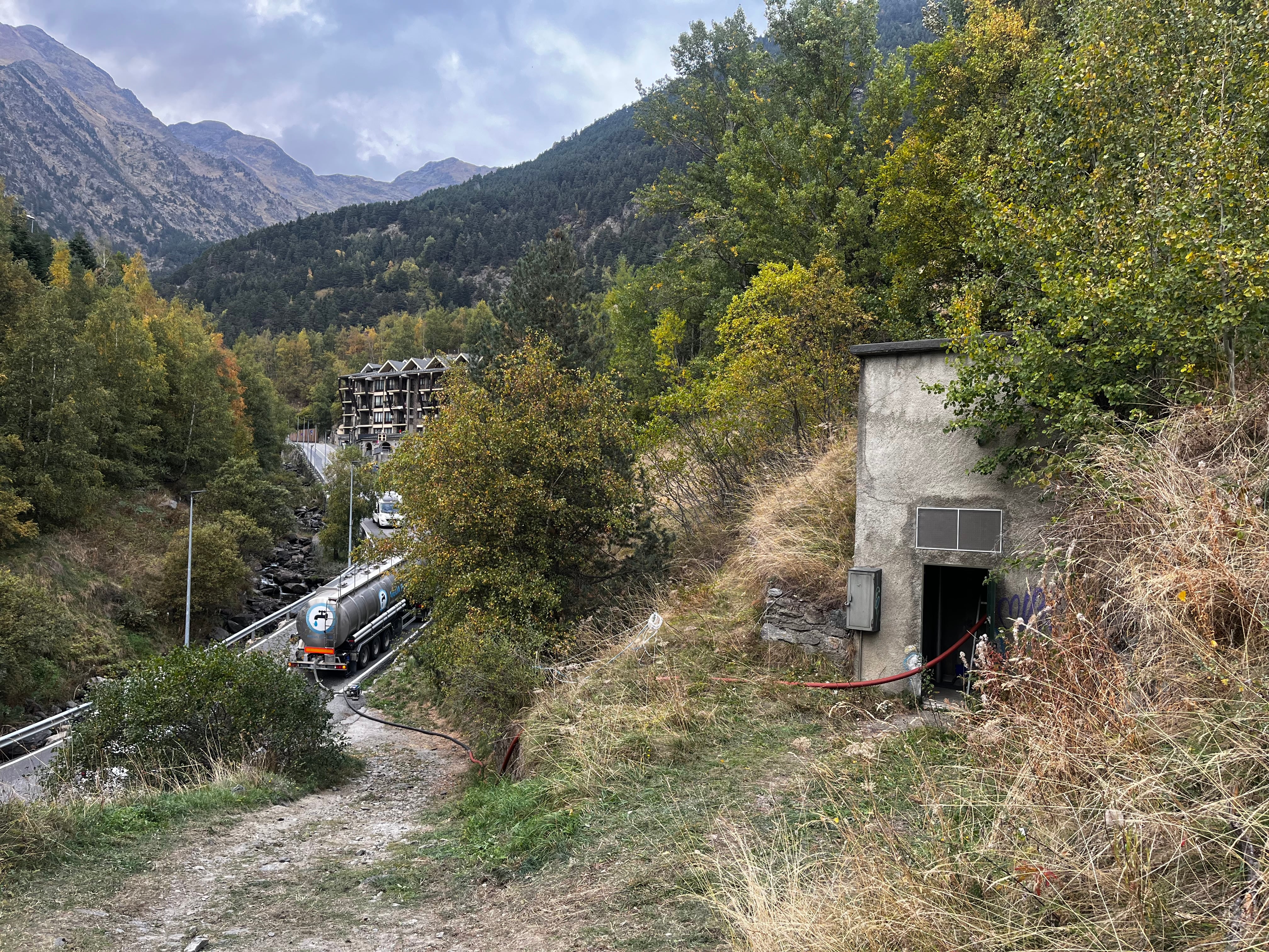Una cisterna carrega el dipòsit de Ribasol, a la Massana.