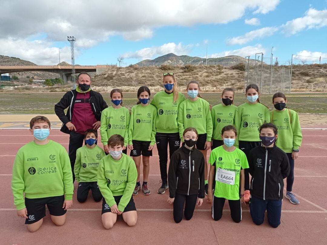 Los atletas infantiles del C. A. Elda con sus entrenadores