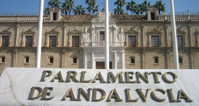 Fachada principal del Parlamento de Andalucía, lugar en el que se celebrará la reunión.