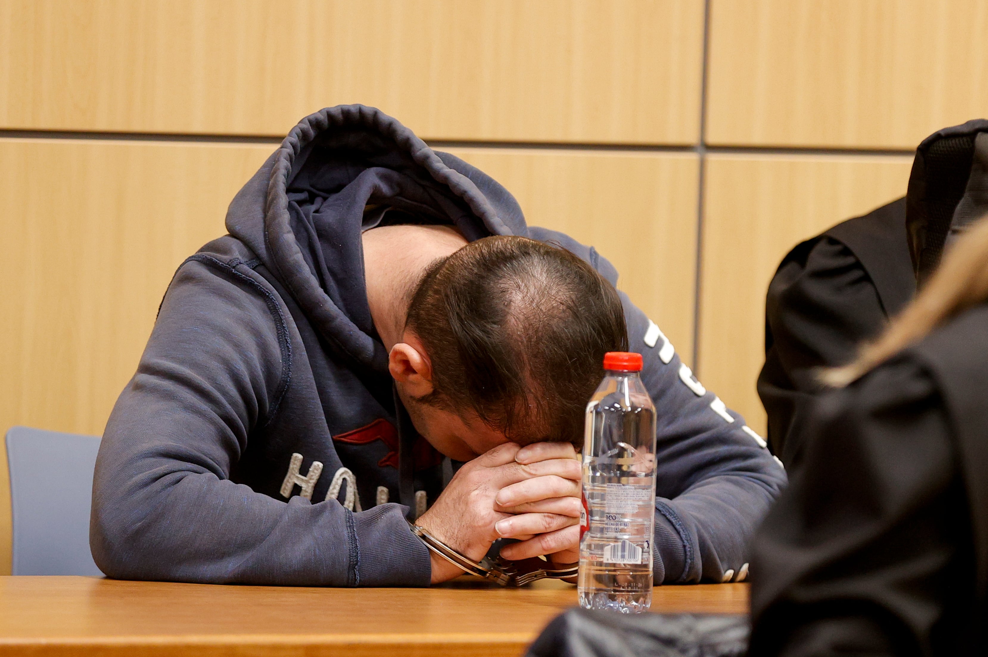 GRAFCVA4048. VALENCIA, 03/12/2024.- David Soler, alias &quot;el Tuvi&quot;, durante la lectura del verdicto este martes en la que ha sido declarado culpable de la violación y asesinato de Wafaa Sebbah, la joven de 19 años a la que además torturó y arrojó a un pozo en Carcaixent (Valencia) en noviembre de 2019. EFE/Manuel Bruque
