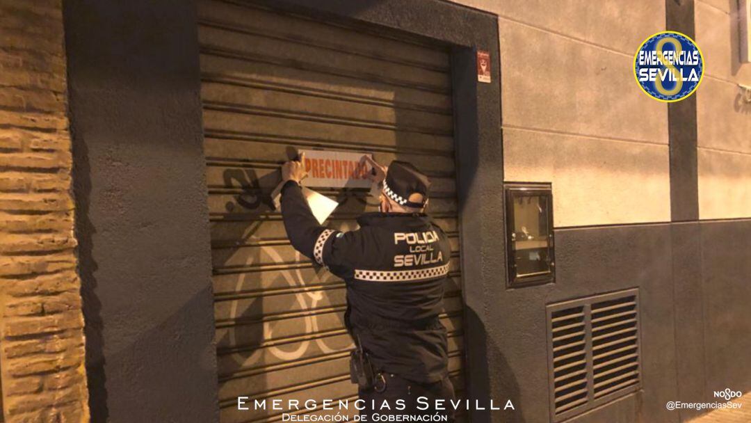 Policía Local precintando el establecimiento de la Ronda de Capuchinos, en el que 32 personas estaban en un interior incumpliendo todas las medidas