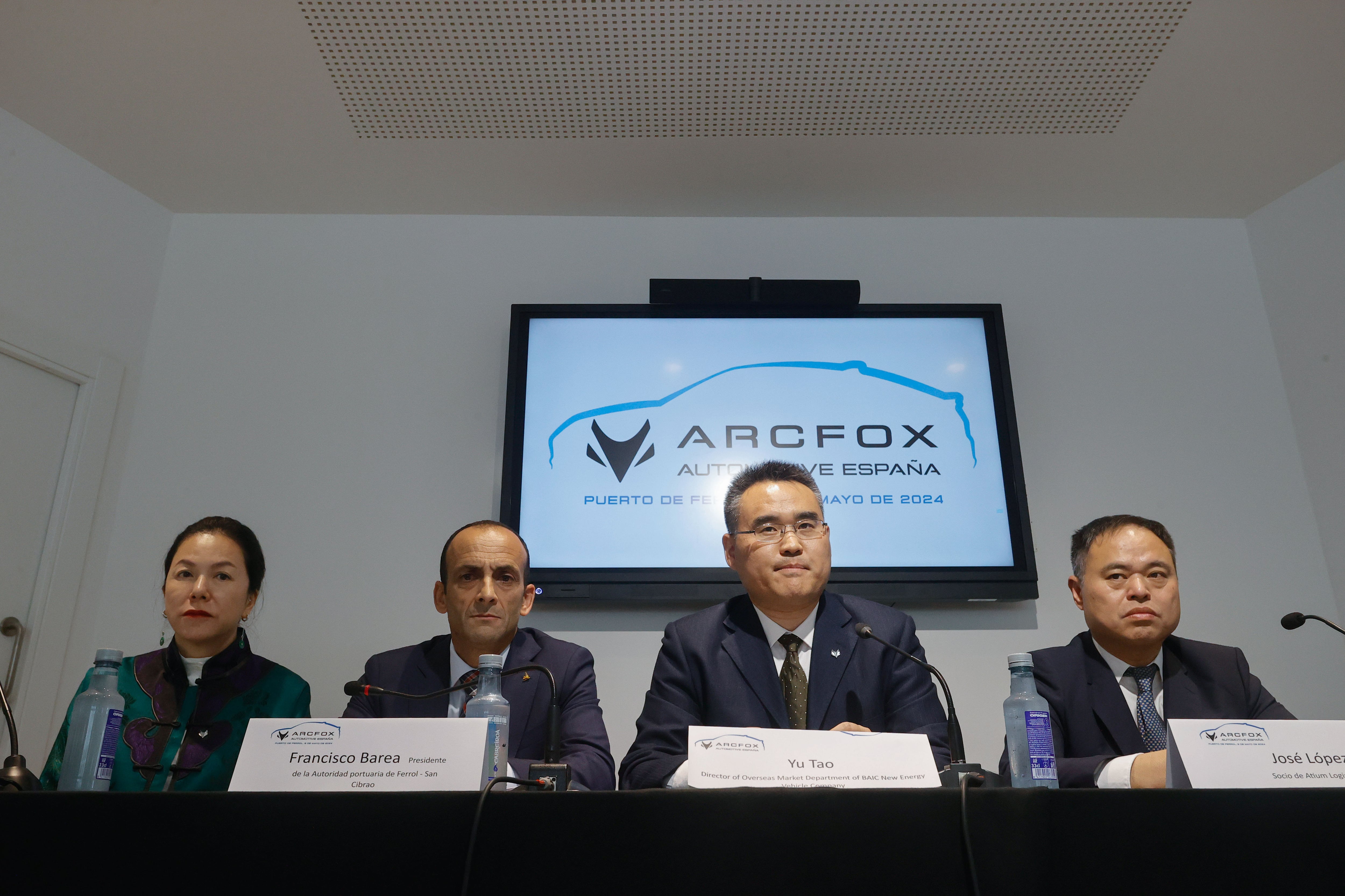 FERRROL, 09/05/2024.- El primer ejecutivo de BAIC New Energy Vehicle Company, Yu Tao (2d), junto al director de magnaBlue Sky, Shawn Feng (d), la representante de Arcfox Automotive y presidenta de China Electric Vehicles, Zheng Fang (i), y el presidente del Puerto de Ferrol, Francisco Barea, durante la presnetación de los vehículos de la firma china Arcfox, este jueves en Ferrol, donde inicia la exportación de sus primeras unidades a países europeos. EFE/ Kiko Delgado.