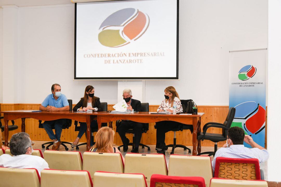 Francisco Martínez, en el centro, junto a la consejera de Empleo del Cabildo de Lanzarote, Nerea Santana.