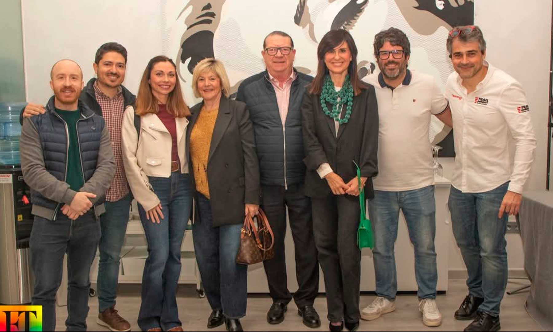 Consuelo y Jorge Vaquer, junto al equipo de Nirvel que acudió a la presentación del Trail Solidari en la sede de la empresa