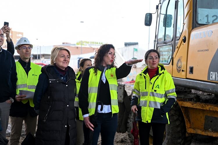 La alcaldesa destaca que el soterramiento “cumple plazos” y antes del verano vera demoler el puente de la Avda. del Mediterráneo.