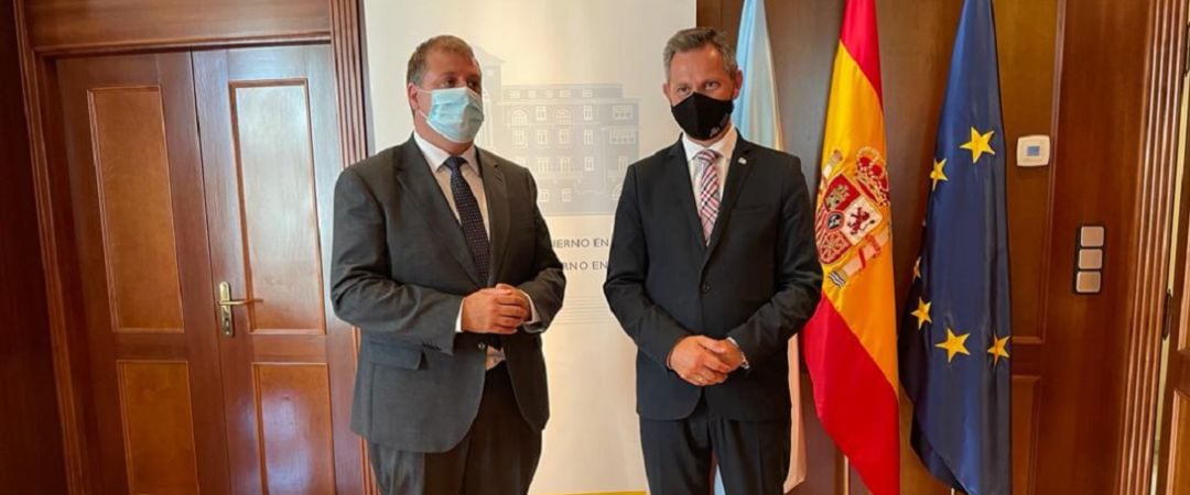 José Miñones, junto con el presidente de Correos