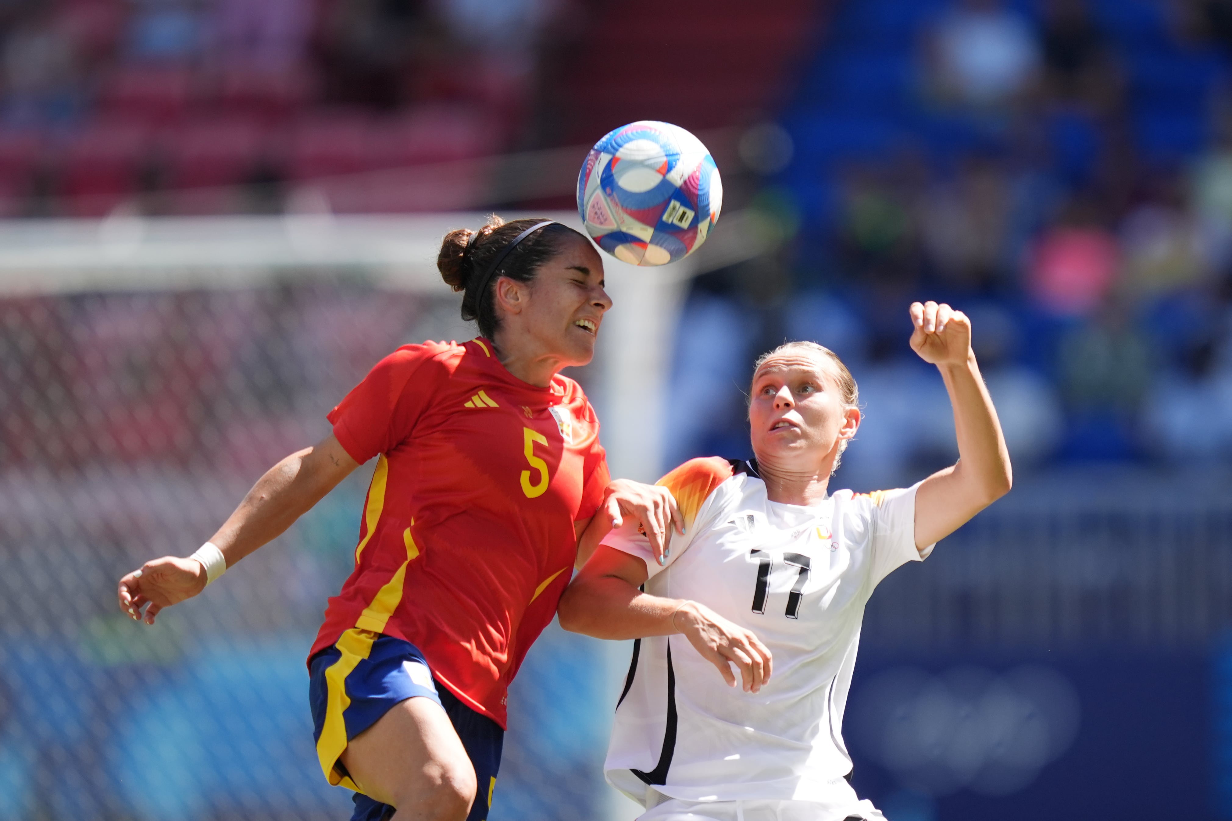 Oihane Hernández pelea el balón ante Klara Bühl durante el partido por el bronce en París 2024