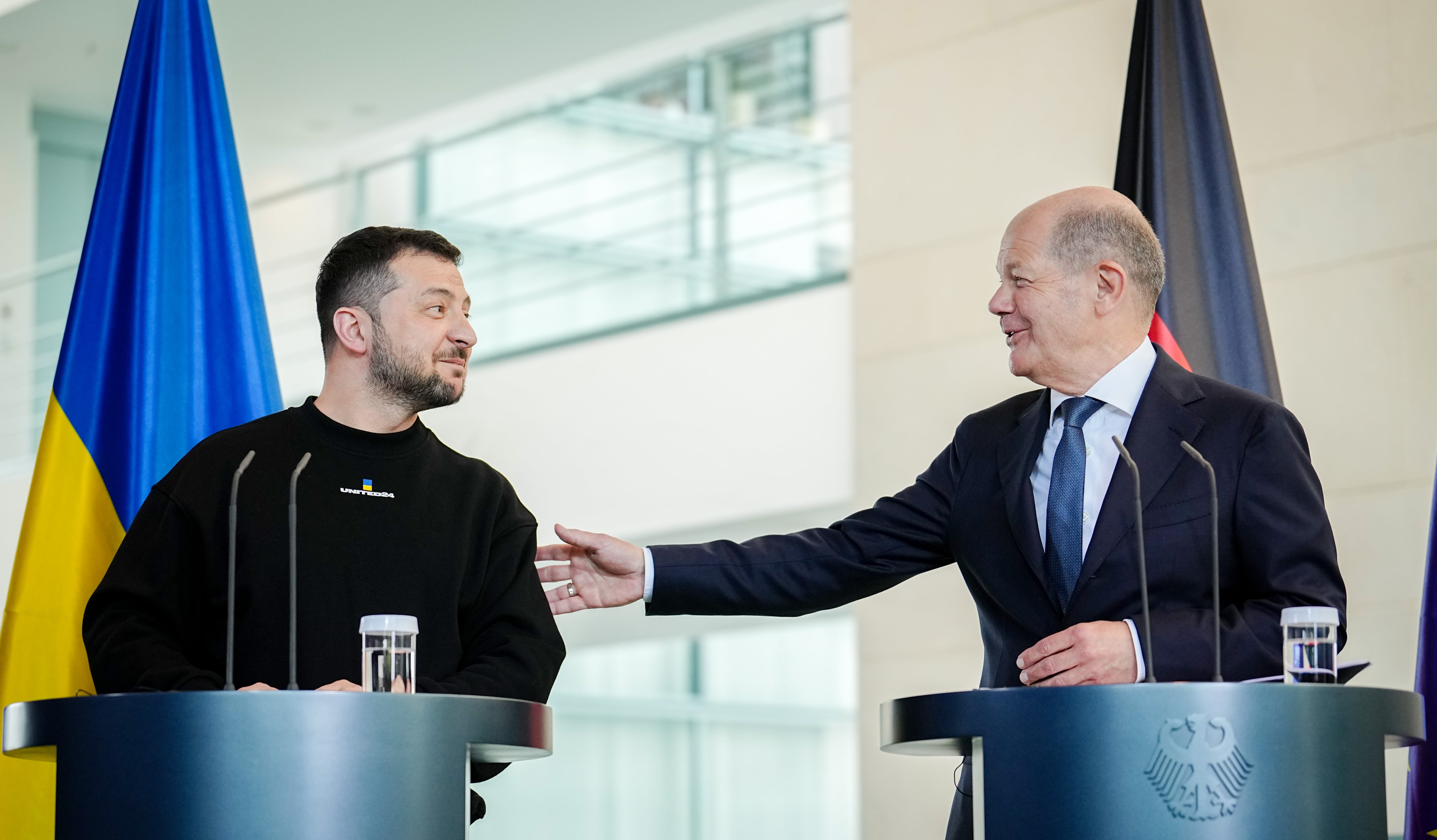 El presidente ucraniano y el canciller Scholz muestran su sintonía durante la rueda de prensa posterior a su encuentro, este domingo en Berlín