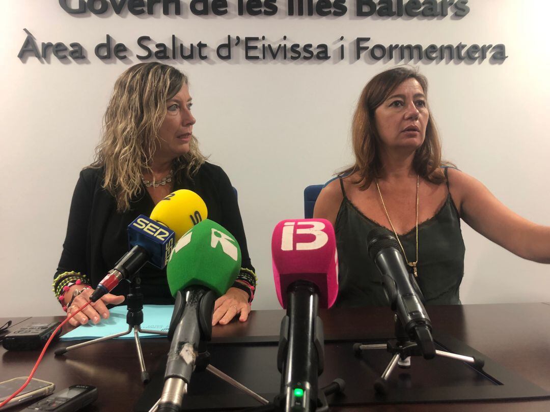 La consellera balear de Salud y la presidenta del Govern durante la presentación