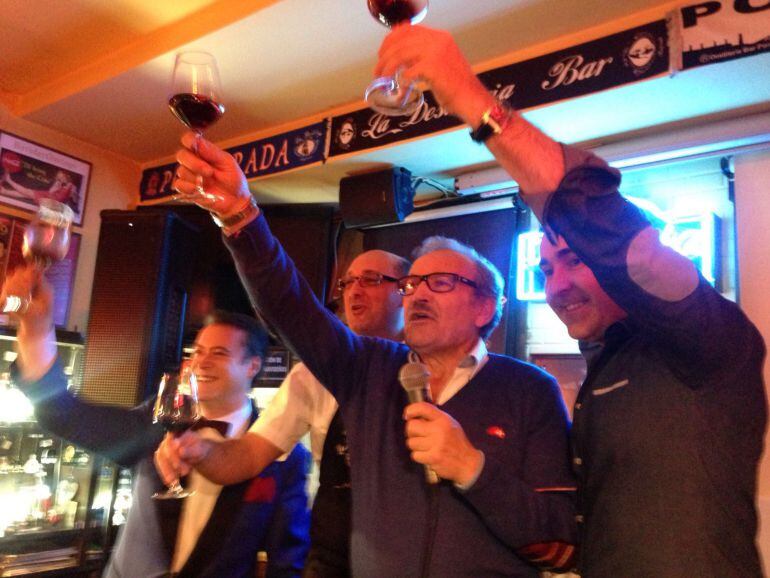 Prada brinda con los asistentes