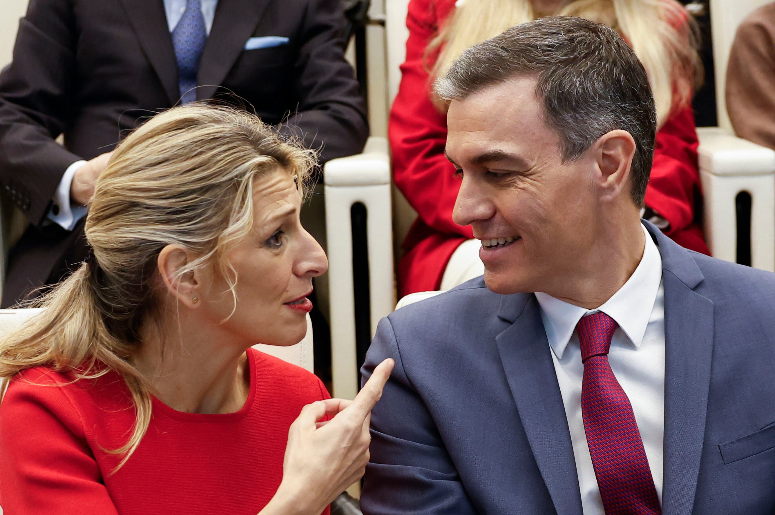 El presidente del Gobierno Pedro Sánchez (d) conversa con la vicepresidenta segunda y ministra de Trabajo, Yolanda Díaz (i), durante el acto de entrega de los XI Premios Cepyme.
