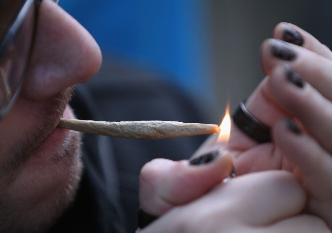 Un hombre fuma marihuana con fines recreativos en Nueva York, en abril de 2020.