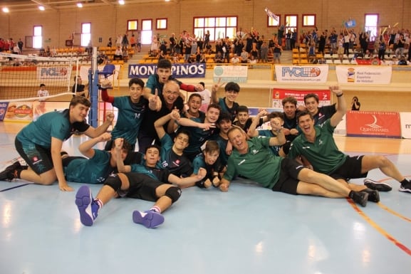 Los jugadores del Salesianos Elche celebran su título nacional en Soria