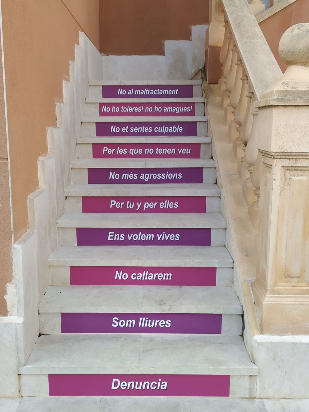 Escalones del ayuntamiento de Jesús Pobre.