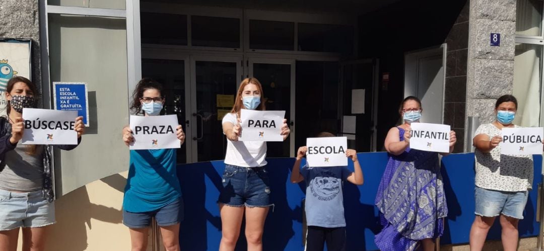 Protesta de la asociación Sapix para reclamar a la Xunta la construcción de una segunda escuela Galiña Azul en Salceda. 