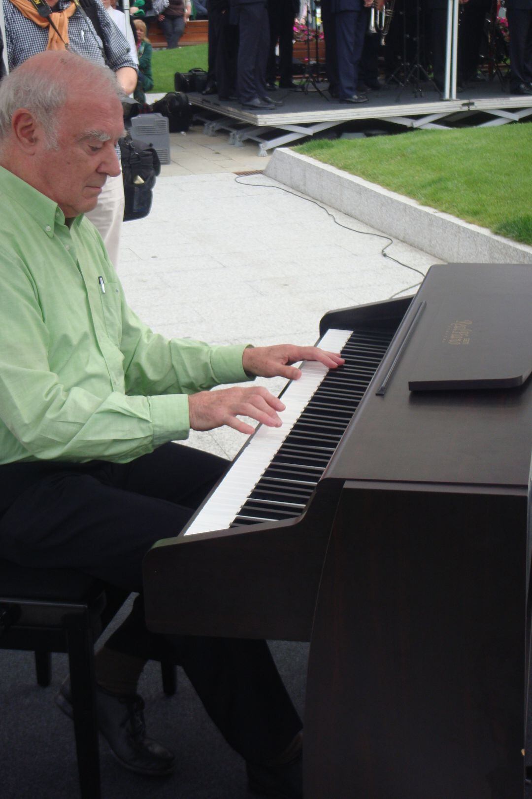 José Luis Azkue, con un piano en un reconocimiento a Luis Mariano en Irun.