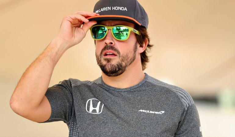 Fernando Alonso, en el paddock de Yas Marina.