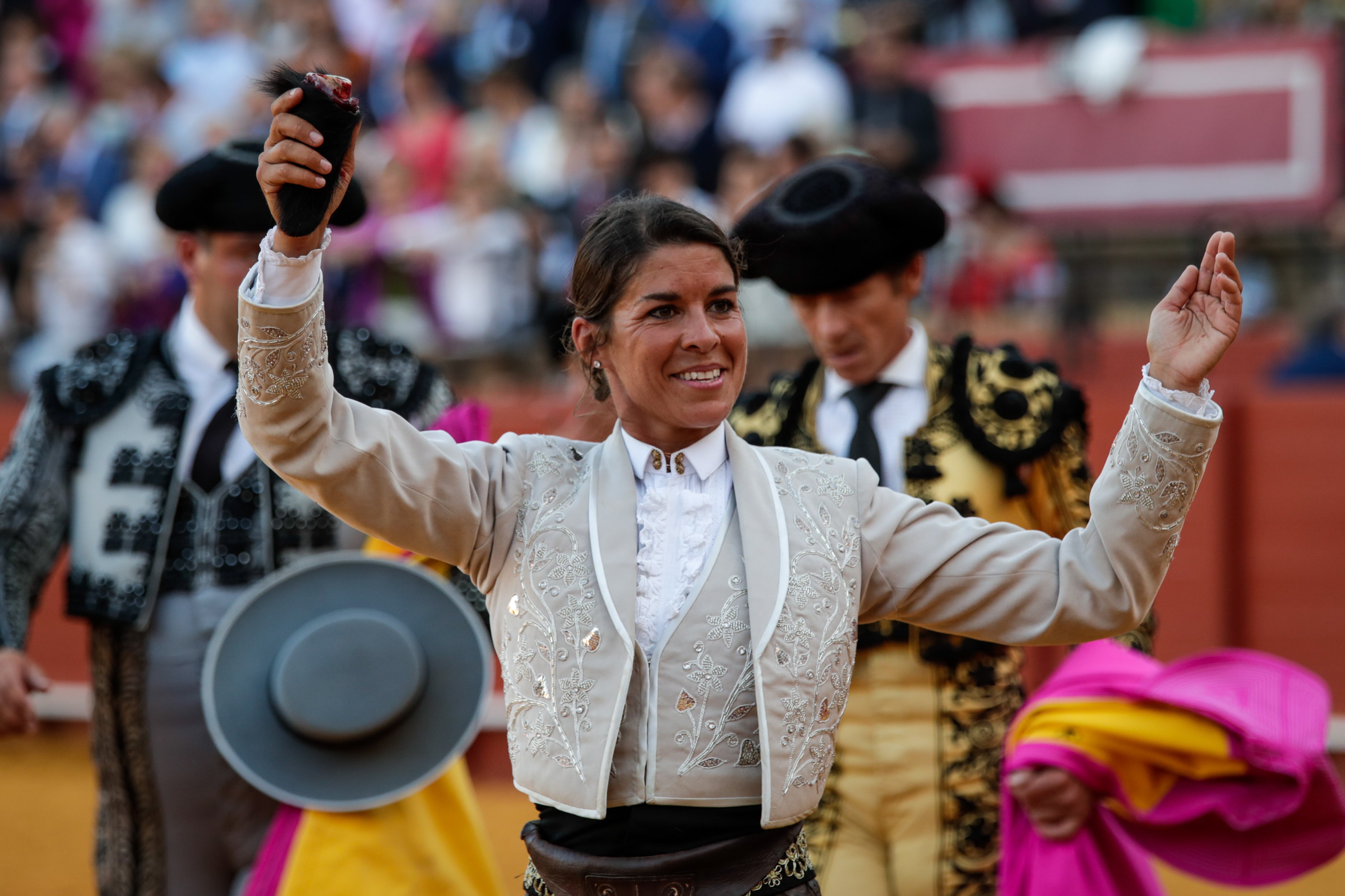 SEVILLA, 01/05/2022,- La rejoneadora Lea Vicens da la vuelta al ruedo tras cortar una oreja al quinto toro de la tarde en la séptima corrida de abono de la Feria de Abril de Sevilla hoy domingo en la plaza de la Real Maestranza. EFE/ Julio Muñoz
