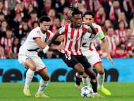 Bilbao, 10/12/2025.- El delantero del Athletic Club, Nico Williams (c), intenta llevarse el balón ante los jugadores del PSG durante el encuentro correspondiente a la fase regular de la Liga de Campeones que disputan hoy miércoles Athletic Club y PSG en el estadio de San Mamés, en Bilbao. EFE/Luis Tejido.