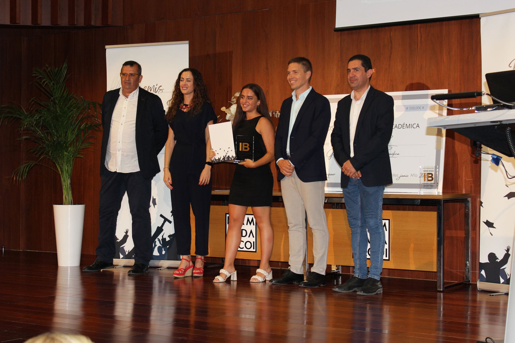 Una de las alumnas premiadas junto a Iñaki Berenguer y los representantes de Alcoy, Cocentaina y Muro