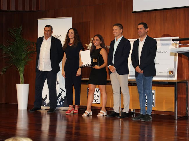 Una de las alumnas premiadas junto a Iñaki Berenguer y los representantes de Alcoy, Cocentaina y Muro