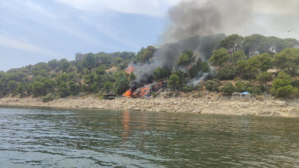 Imagen del incendio sofocado por los bomberos en una urbanización del pantano de San Juan