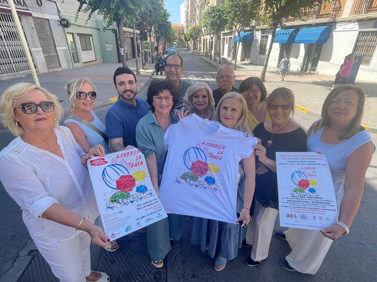 El grupo Matices, en foto de archivo, presentando el diseño de su camiseta de la traca 2023.